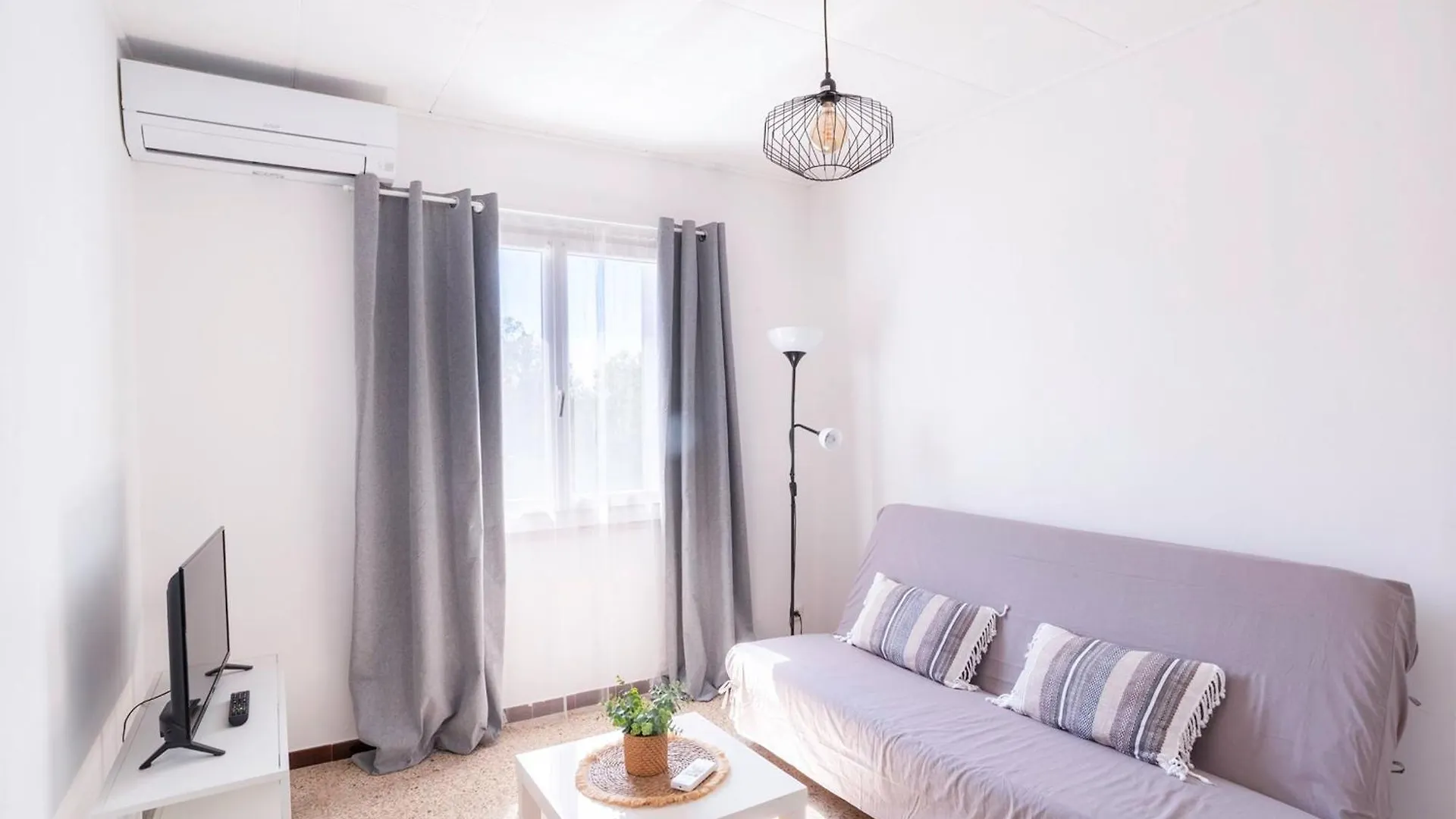 Bright Apartment For A Pleasant Stay In Ιέρ